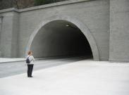21-4-2006 - Vejen over dæmningen fører direkte ind i denne tunnel.