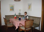 22-4-2006 - Eva er klar til vores sidste aftensmåltid på hotellet.
