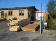 23-4-2009 - Så har tømmerhandlen leveret de første materialer.