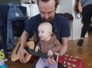 Frida spiller guitar med Far