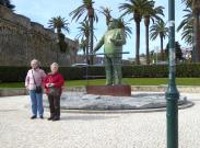 8-4-2016 - Lise og Eva ved havnen i Cascais foran borgen og statuen af Kong Carlos.